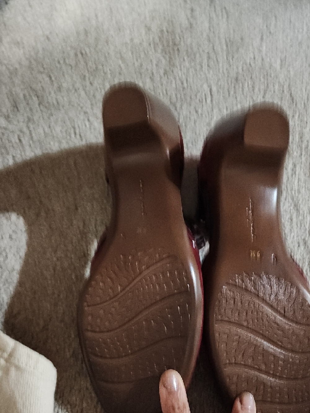 Easy Spirit Women's Burgundy Suede T-Strap Heels - Picture 2 of 3